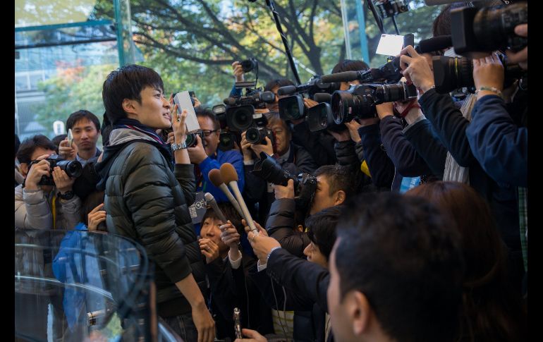 Un estudiante universitario de 21 años se convirtió en el primer comprador del iPhone X de un establecimiento en en la zona comercial Omotesando, en Tokio.