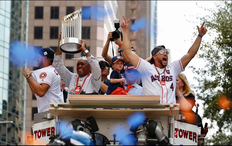George Springer (4) festeja durante el desfile. AP/B. Coomer