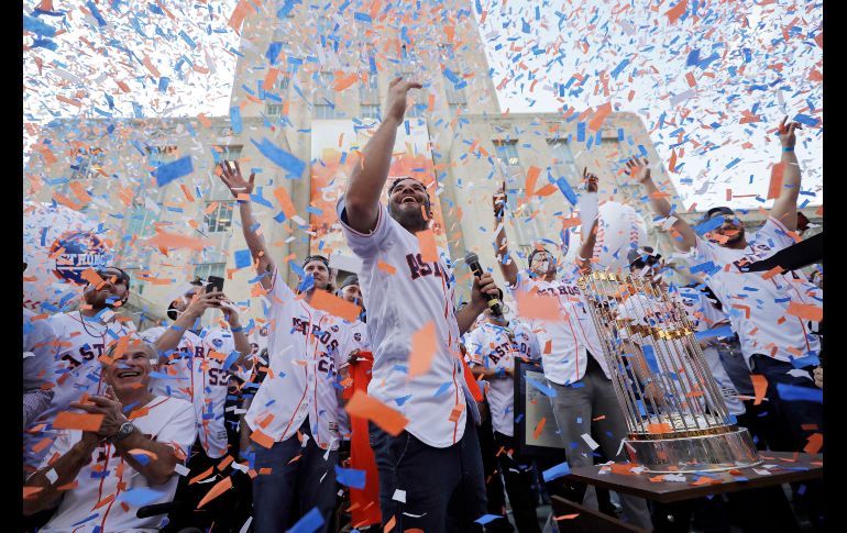 José Altuve (c) y sus compañeros de los Astros de Houston celebran en Houston el primer título de la Serie Mundial de beisbol. AP/D. Phillip
