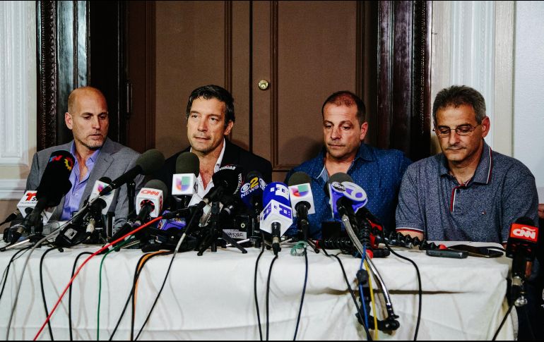 Los sobrevivientes ofrecieron una rueda de prensa luego del atentado del pasado martes. EFE/A. Vigaray