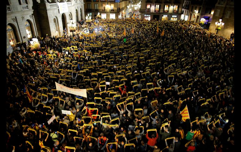 Manifestantes se congregan en Barcelona, España, para protestar contra la decisión de un juez de encarcelar a ex integrantes del gobierno catalán. AP/M. Fernández