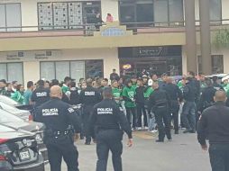 Elementos policiales acudieron a la zona para atender los disturbios. TWITTER / @itzel_segura
