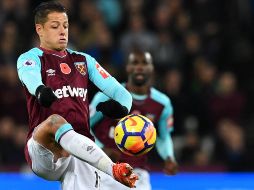 El jalisciense abandonó el campo a los 72 minutos para ceder su lugar a Diafra Sakho. AFP / B. Stansall