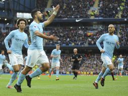 Agüero (C) acumula 178 goles con el Manchester City. AP/ARCHIVO