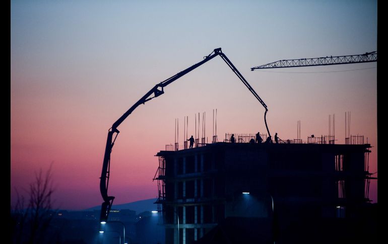 Trabajadores se ven en una obra en construcción en Pristina, Kosovo. AFP/A. Nimani