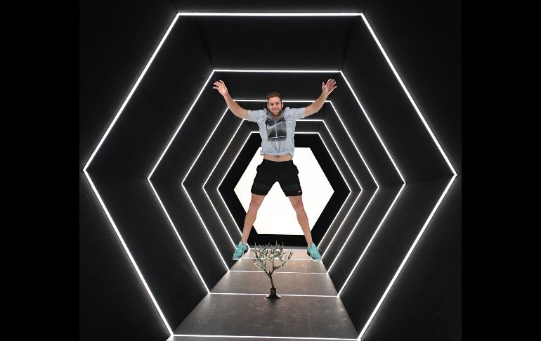 El  tenista estadounidense Jack Sock posa con su trofeo luego de ganar la final del Masters 1000 de París. AFP/C. Archambault