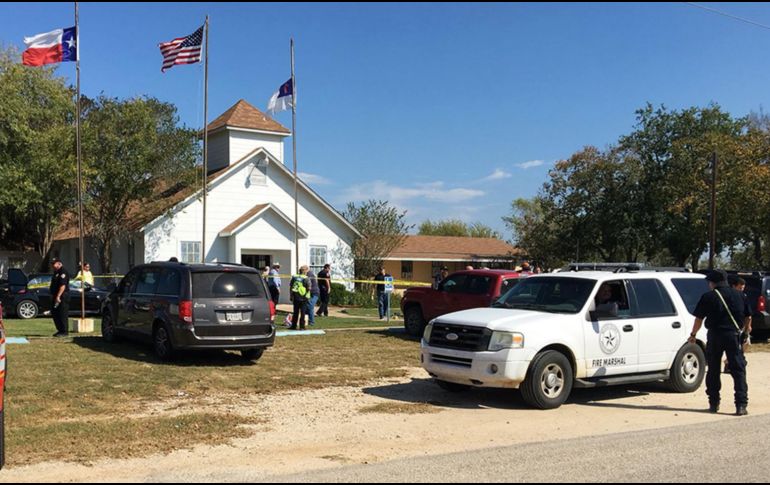 Poco antes del mediodía, un hombre armado ingresó a la iglesia de Sutherland Springs y abrió fuego contra los presentes según testigos. AP / KSAT