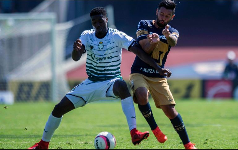 Alan Mendoza (I) anotó un gol para UNAM; Tavares (D) hizo lo propio con Santos. MEXSPORT/V. León