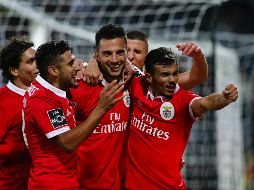 El Benfica se coloca como segundo lugar de la Primeira Liga con 26 unidades, cinco menos que el líder Porto.  EFE/J. Coelho