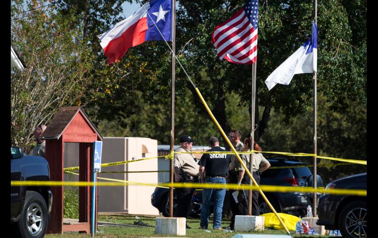 Autoridades confirmaron 26 muertos y al menos 20 heridos. Policías se ven junto a un cuerpo cubierto.
