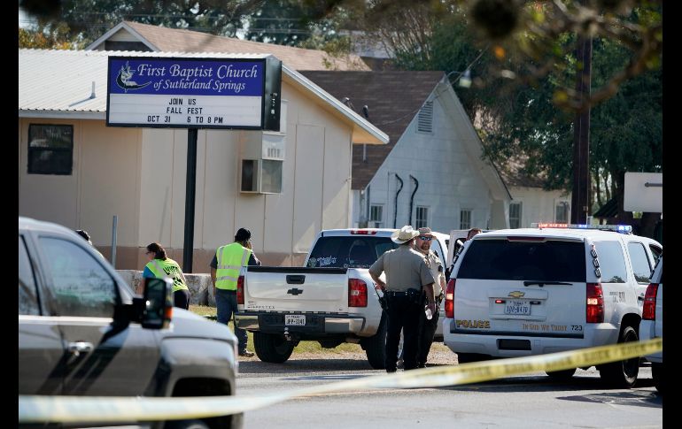 El atacante ingresó a la Primera Iglesia Bautista de Sutherland Springs y abrió fuego durante el servicio religioso dominical, al que asisten usualmente unas 50 personas.
