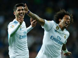 Marco Asensio (I) celebra con Marcelo (D) tras anotar el segundo gol merengue. AP/F. Seco