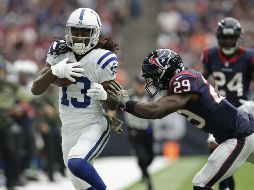 Hal, de los Texans (D) empuja a Hilton (I) fuera del campo de juego. AFP/T. Warner