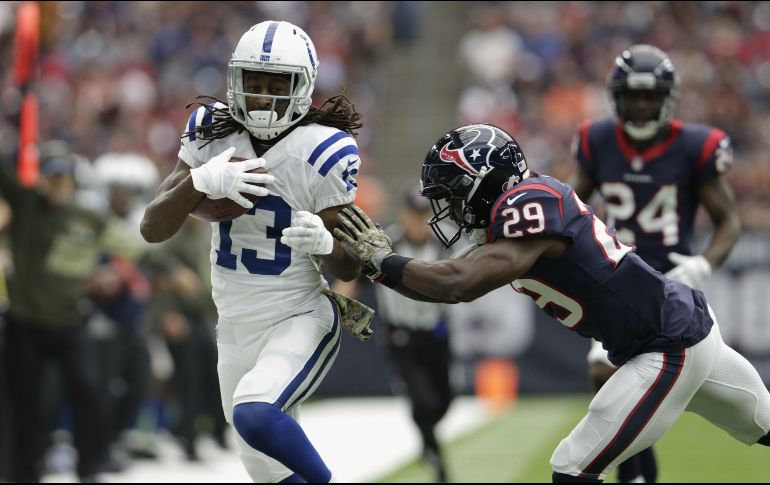 Hal, de los Texans (D) empuja a Hilton (I) fuera del campo de juego. AFP/T. Warner