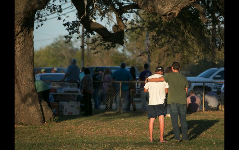 Personas se consuelan en un centro comunitario cerca del lugar del tiroteo.