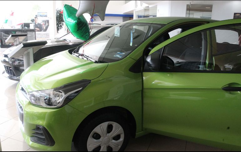 Venta de autos, de ‘reversa’ otra vez; cae 10.2% anual