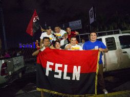 Varios miembros de la juventud sandinista celebran de la ventaja del partido de gobierno en las elecciones municipales. EFE/J. Torres