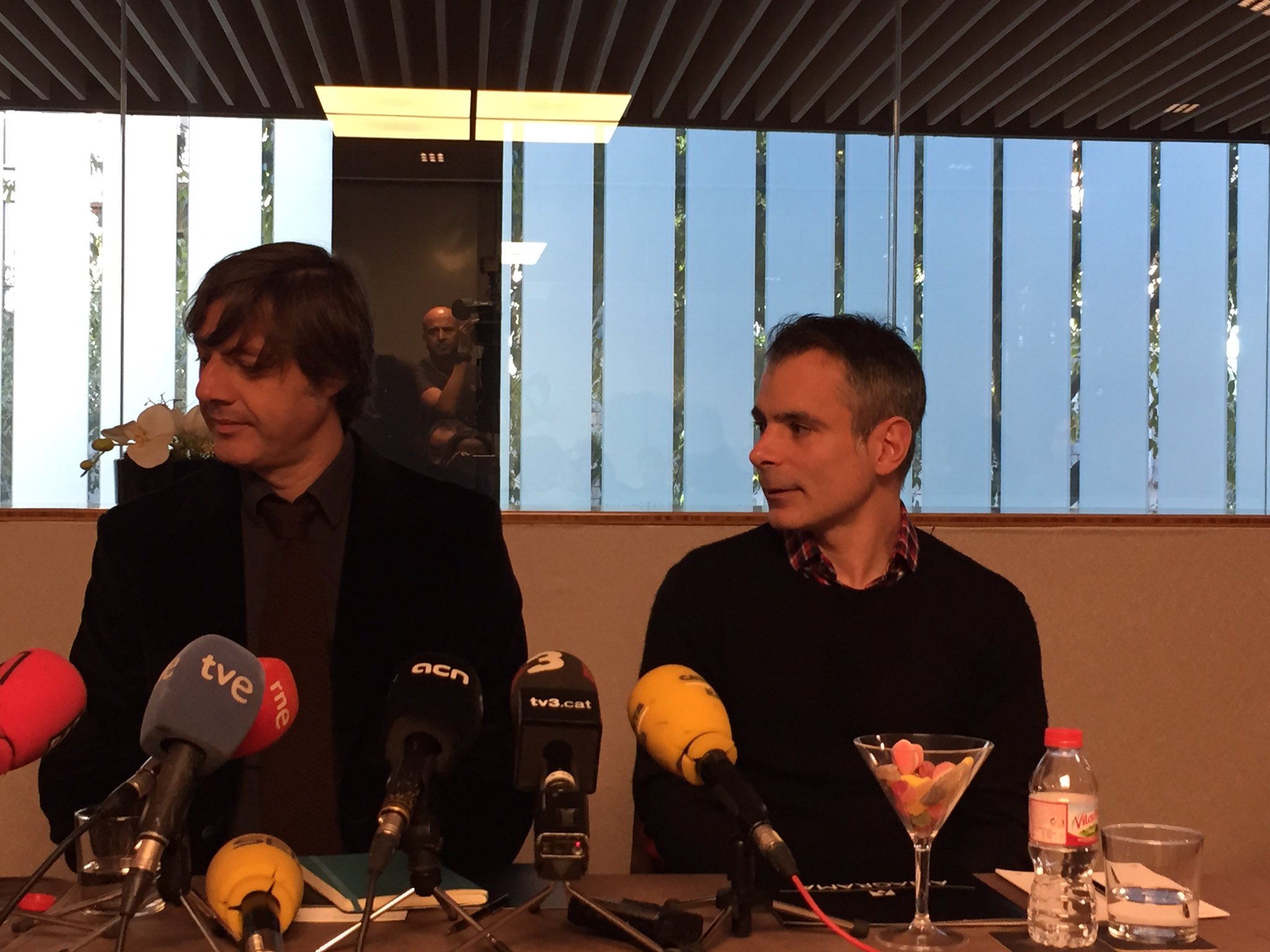 Barba (i) se impuso entre las cinco novelas finalistas de las 626 presentadas al galardón. TWITTER