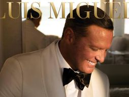 Fiel a su estilo, el intérprete se muestra sonriente, bronceado y portando un esmoquin color blanco con un moño negro. Facebook/Luis Miguel