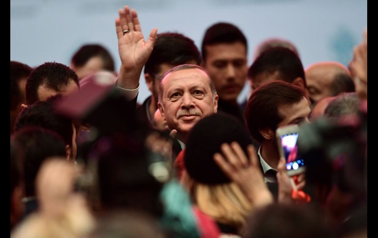 El presidente turco Recep Tayyip Erdogan (c) saluda durante el lanzamiento de un proyecto para construir un nuevo recinto de ópera, que se edificará en el sitio del Centro Cultural Ataturk.  AFP/O. Kose