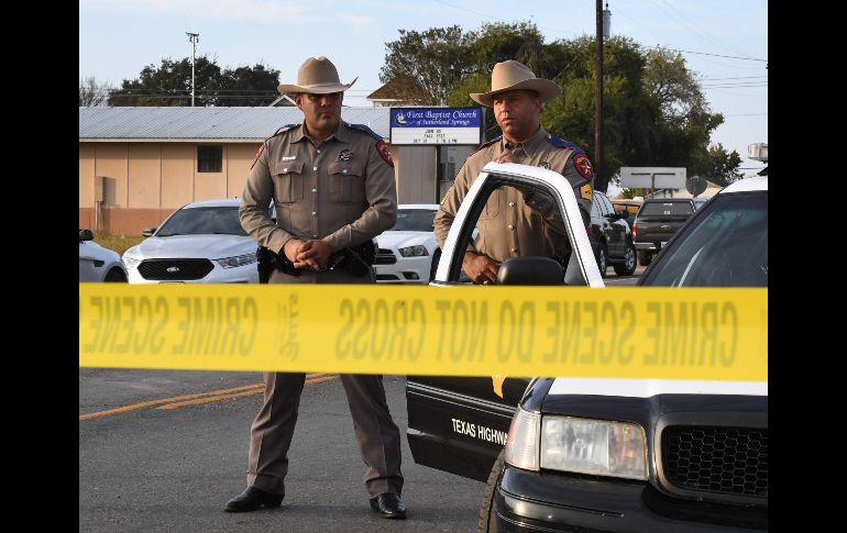 Policías estatales vigilan la entrada de la iglesia baptista en Sutherland Springs, Texas, tras el tiroteo masivo de ayer, que dejó 26 muertos. AFP/M. Ralston