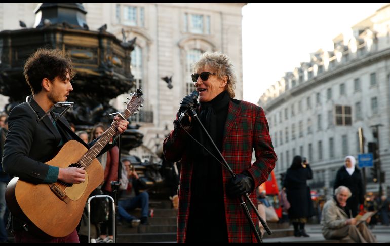 El roquero británico Rod Stewart con el cantante Henry Facey cantan una versión de 