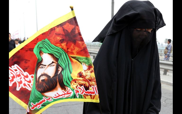 Devotos chiíes marchan durante la peregrinación anual a la ciudad sagrada de Kerbala en una calle en Bagdad, Iraq. EFE/ A. Abbas