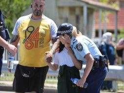 Una oficial de policía consuela a una niña que presenció el accidente. TWITTER