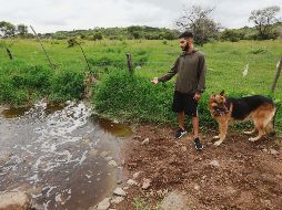 Fernando García, junto a su mascota, muestra la contaminación en el arroyo El Popul. La autoridad invita a los afectados a presentar denuncias para poder actuar. EL INFORMADOR/G. Gallo