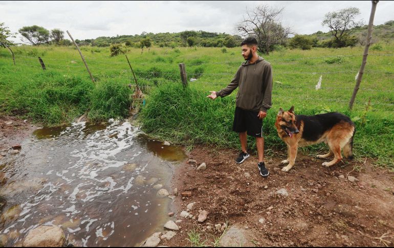 Fernando García, junto a su mascota, muestra la contaminación en el arroyo El Popul. La autoridad invita a los afectados a presentar denuncias para poder actuar. EL INFORMADOR/G. Gallo