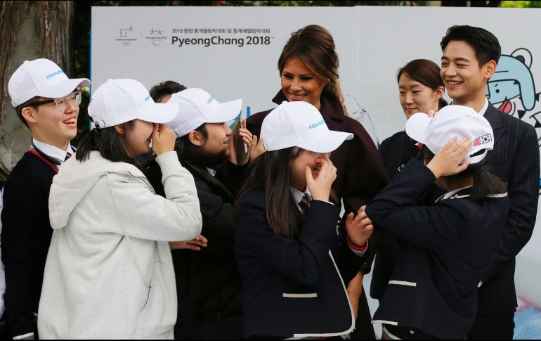 Internautas surcoreanos elogian la interacción de Melania con las niñas y una famosa estrella de pop surcoreana. AFP / A. Young-Joon