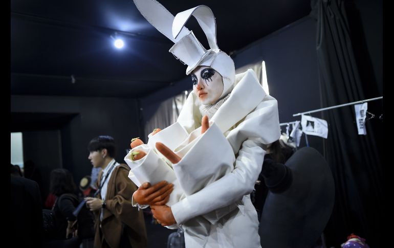 Una modelo aguarda para entrar a la pasarela de la colección de 