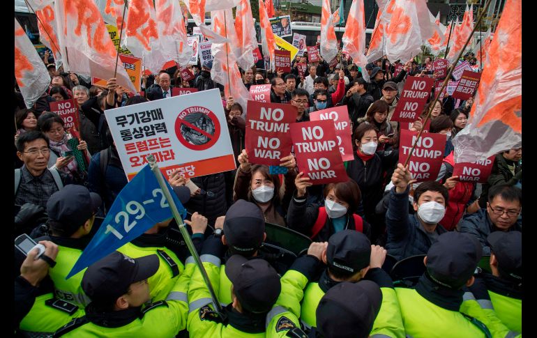 Manifestantes anti Donald Trump aguardan en la plaza Gwanghwamun, en Seúl, el paso del convoy del mandatario estadounidense, quien visita la ciudad durante su gira por Asia. AFP/E. Jones