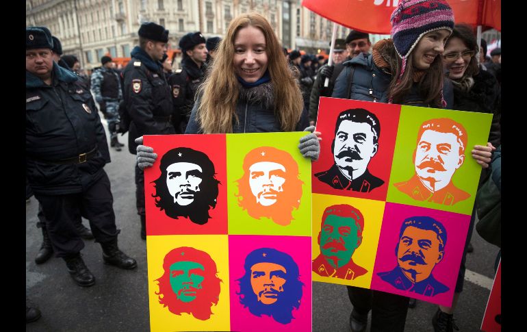 Seguidores del partido comunista llevan retratos del héroe de la revolución cubana Ernesto 