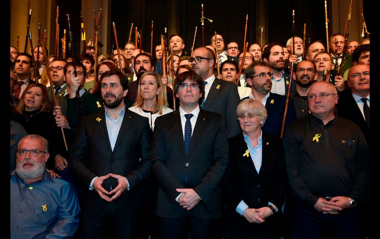 El expresidente de la Generalitat catalana Carles Puigdemont (c), y alcaldes independentistas participan en el acto celebrado en Bruselas, Bélgica, para apoyar al cesado Gobierno catalán. AFP/J. Thys