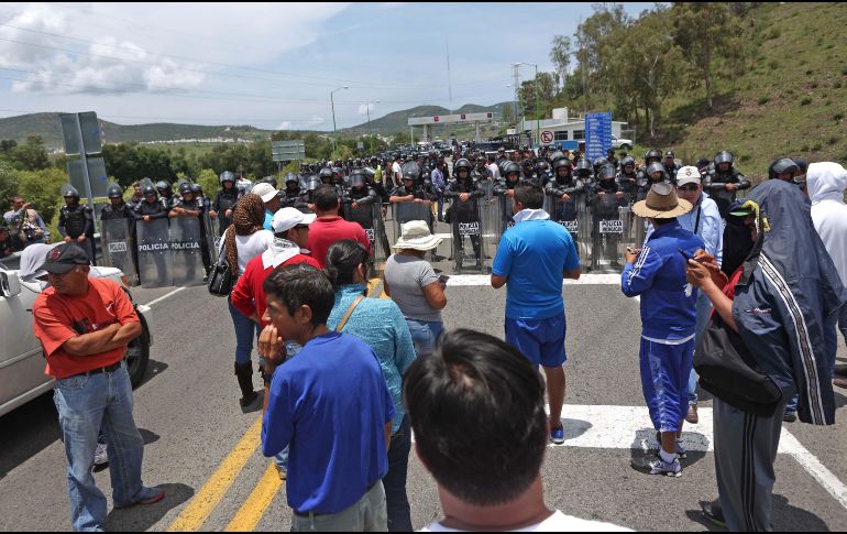 Los trabajadores de base de los poderes Ejecutivo, Legislativo y Judicial cerraron calles y avenidas y tomaron edificios públicos. SUN/ ARCHIVO