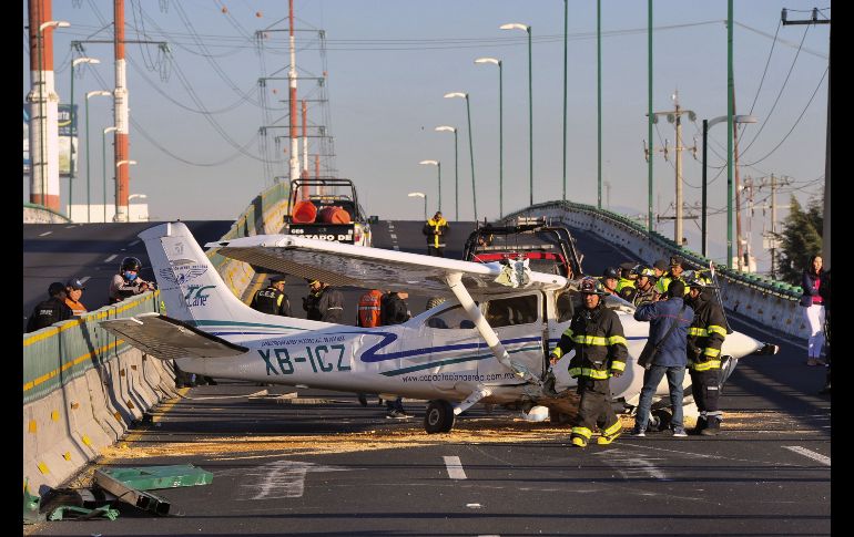 Una avioneta se ve en el Boulevard Miguel Alemán, cerca del aeropuerto internacional de Toluca, tras aterrizar de emergencia. No se registraron lesionados, aunque se registraron problemas en la circulación vial. AFP/M. Vázquez