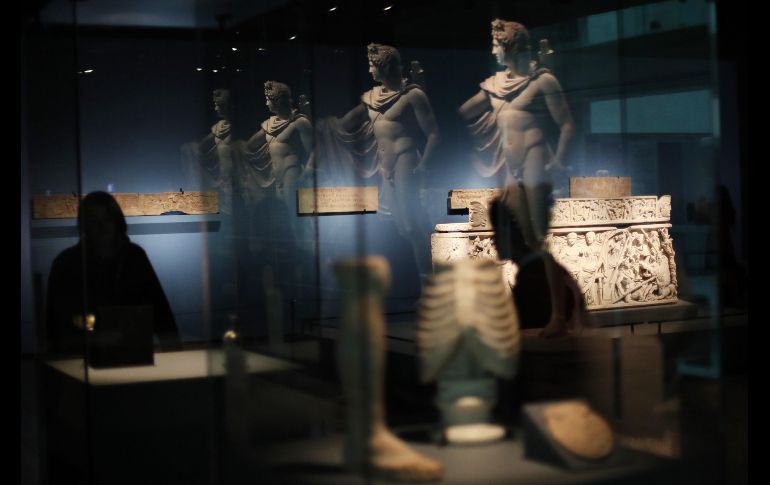 Los reflejos de una escultura de Apolo, parte de la exhibición 