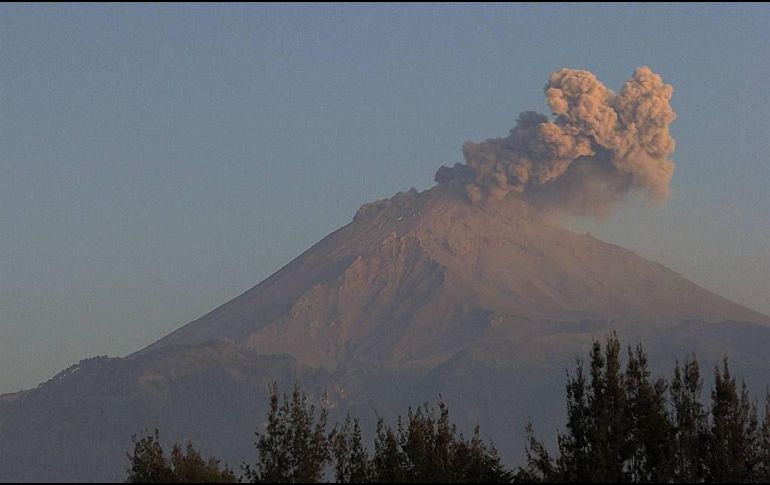 El lunes coloso emitió una columna de gases y ceniza a las 16:53 y a la 01:00 de este martes exhaló una columna de dos kilómetros. TWITTER / @SkyAlertMx