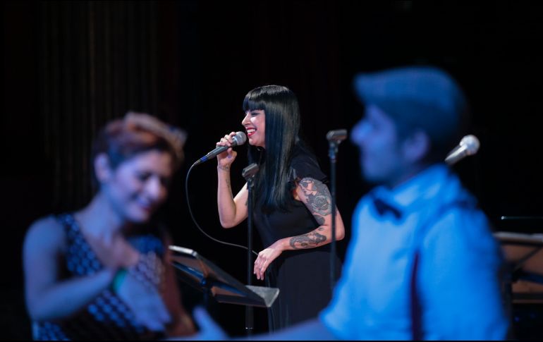 Abigail Vásquez fue la primera en tomar el micrófono para homenajear a Nina Simone. EL INFORMADOR/F. Atilano