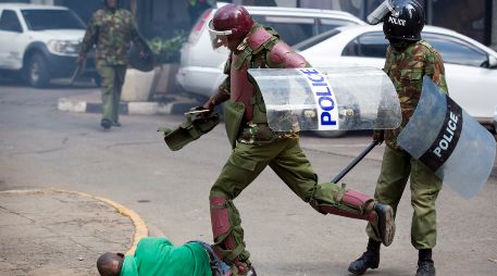 Según un organismo, doce personas perdieron la vida, entre ellas un menor, y 60 resultaron heridas sólo en las protestas contra la repetición. AP/ARCHIVO