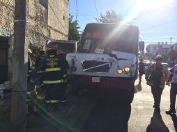 Según los primeros informes la ambulancia ocasionó el incidente al no hacer alto en un cruce. ESPECIAL/ BOMBEROS GUADALAJARA