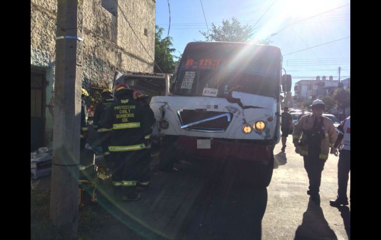 Según los primeros informes la ambulancia ocasionó el incidente al no hacer alto en un cruce. ESPECIAL/ BOMBEROS GUADALAJARA