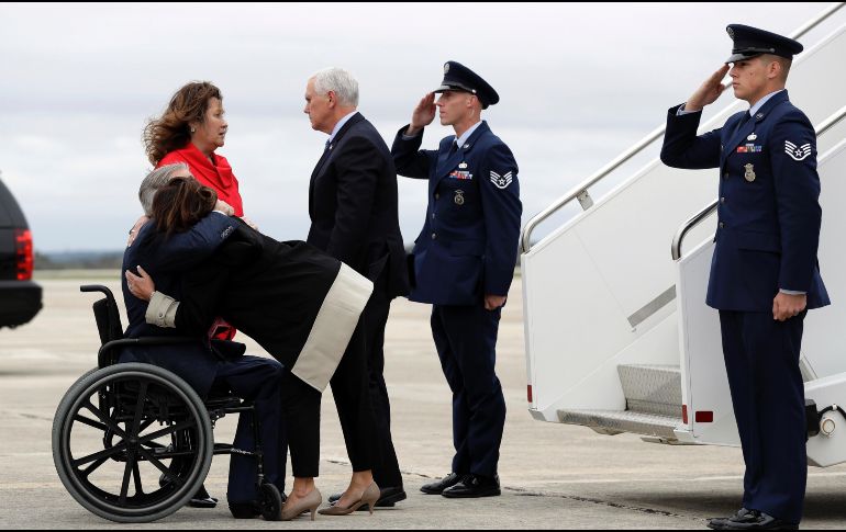 Pence también conocerá a los familiares de las víctimas del tiroteo y a otros supervivientes en Floresville. AP / E. Gay