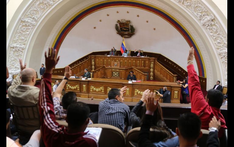 Parlamentarios de la Asamblea Nacional Constituyente votan para aprobar una 