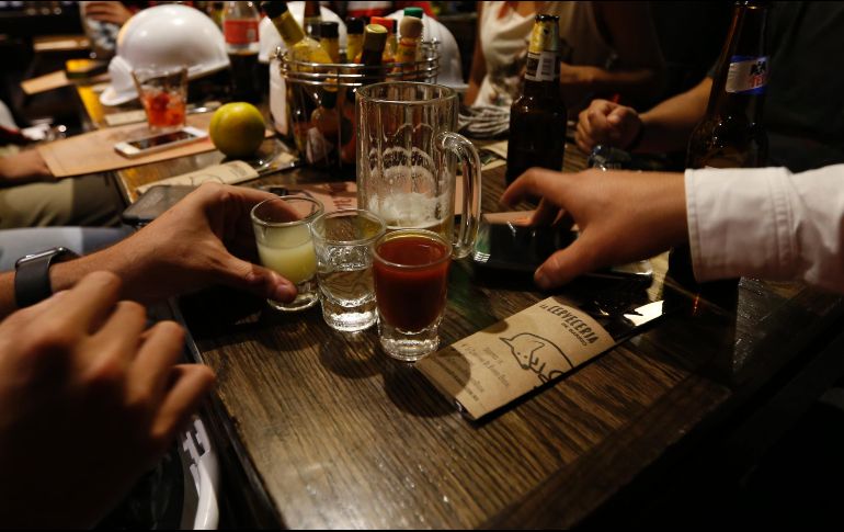 Las multas para los que incumplan los horarios estarán entre los 180 y 240 mil pesos. AP / ARCHIVO