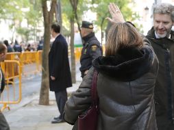 Carme Forcadell saluda a su abogado, Andreu Van den Eynde (d), a su llegada al Tribunal Supremo donde el juez Pablo Llarena la interrogará. EFE
