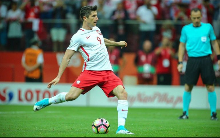 El delantero del Bayern Munich abandonó el pasado 28 de octubre el partido contra Leipzig debido a un dolor muscular que todavía arrastra y que le impidió jugar en Champions ante el Celtic. TWITTER / @Poland