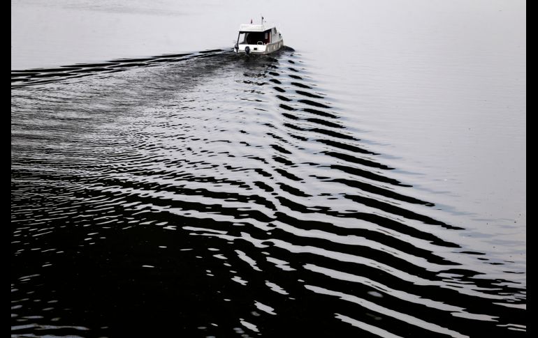 Un bote flota en el río Sava de Belgrado, en Serbia. AP/D. Vojinovic