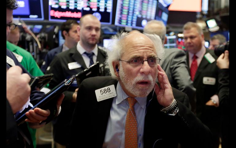 Un corredor reacciona en el piso de la Bolsa de Valores de Nueva York. Los precios de las acciones bajaban el jueves al mediodía en la Bolsa ante el pobre desempeño de empresas tecnológicas e industriales. AP/R. Drew